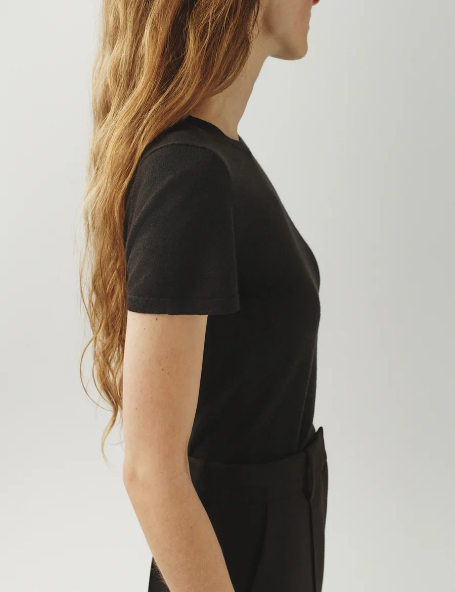 T-Shirt in Cashmere Silk in Espresso - Image 3